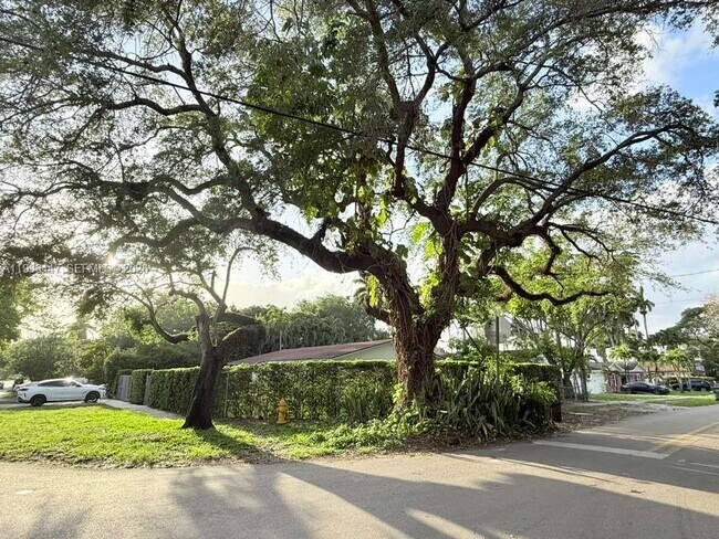 Building Photo - 325 NE 131st St