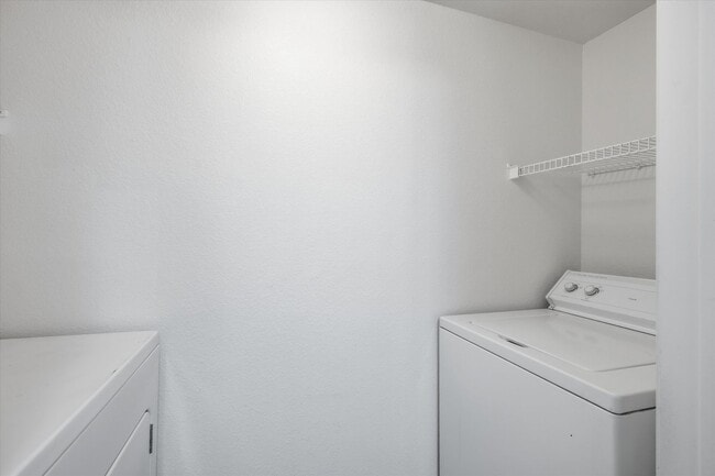 Building Photo - Nice Upgraded 2 Bedroom Condo in Gated Community - Eastern and 215