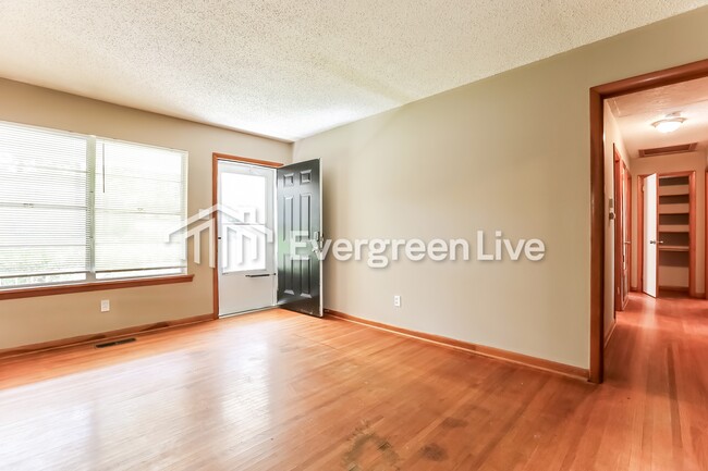 Building Photo - 805 W 58th St