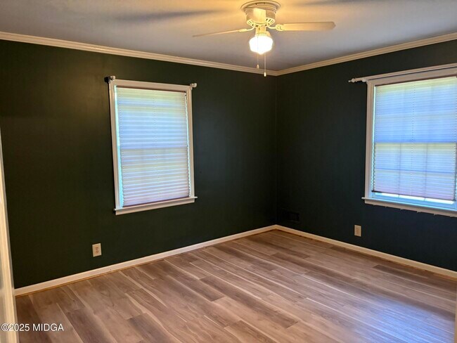 Building Photo - 1442 Maplewood Dr