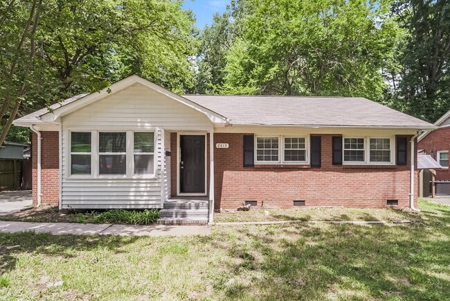 Building Photo - 2413 Dora Dr