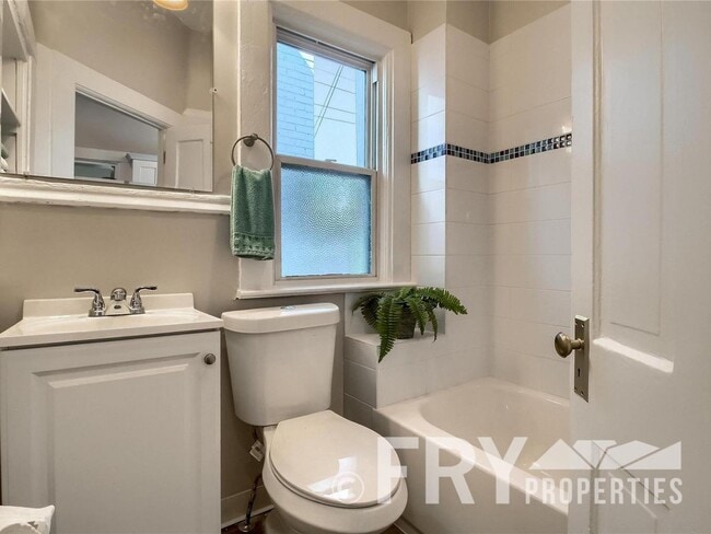 Building Photo - Fully remodeled 2  bed + office, main floo...