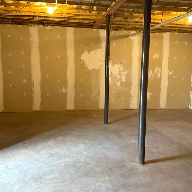 Building Photo - 2 Bedroom, 2 Baths Duplex Apartment for Rent with Unfinished Basement