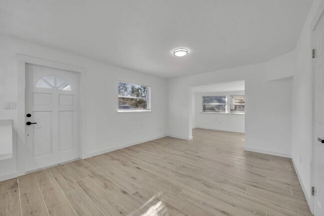 Building Photo - Charming 3 Bedroom, 2 Bathroom House!