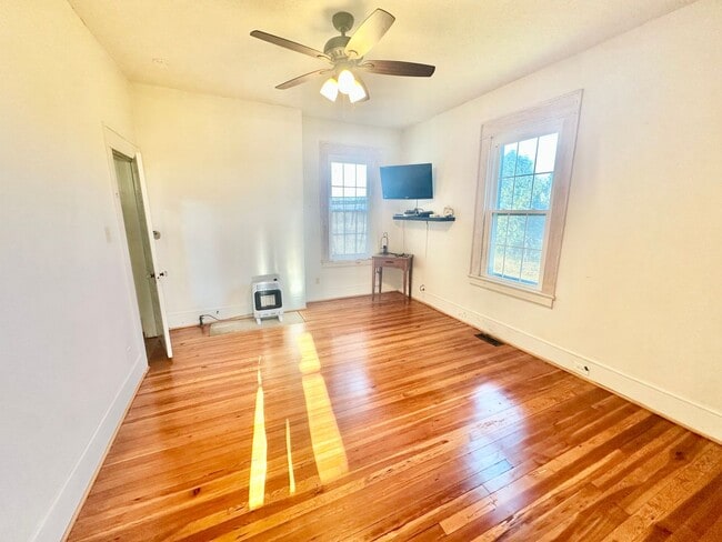 Building Photo - 243 Love St