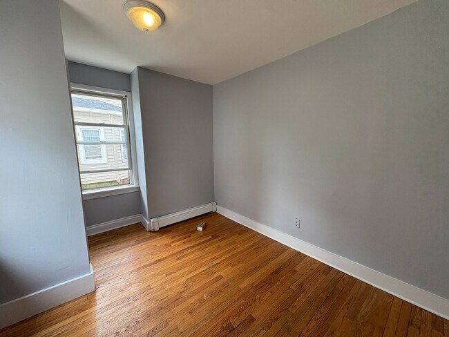 Building Photo - Large 5 Bedroom 2 Bathroom Single Family H...