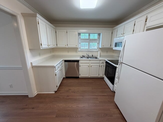 Building Photo - 1702 Thomas Ct