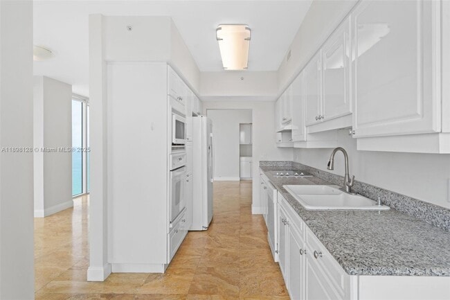 Building Photo - 4775 Collins Ave