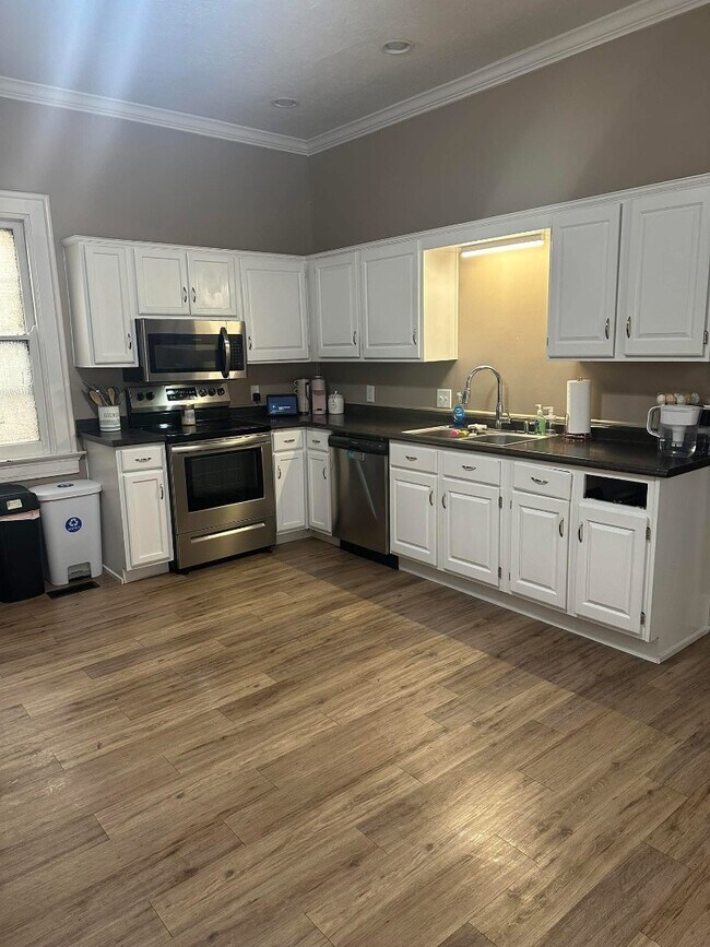 Building Photo - Spacious 5-Bed Home Near UC with In-Unit Laundry