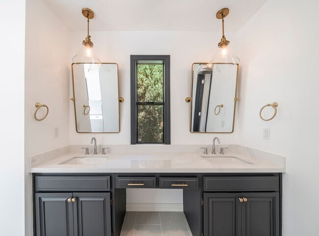 Building Photo - Beautifully Renovated Woodland Hills Home