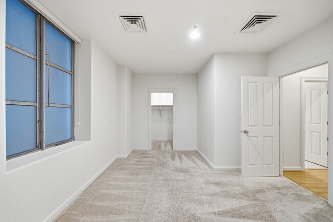 Building Photo - 914 Main St