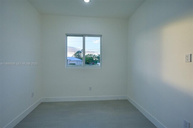 Building Photo - 5 SW 26th Pl