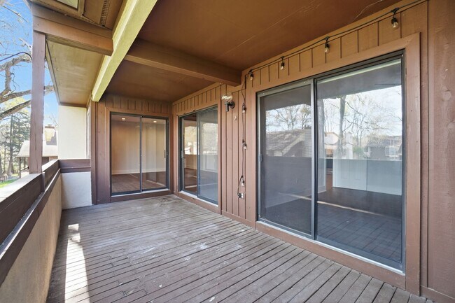 Building Photo - Beautifully Updated Condo with High-End Finishes Throughout