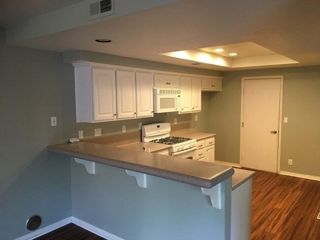 Building Photo - 2 Bed, 2 1/2 Bath Townhome with Bonus Room