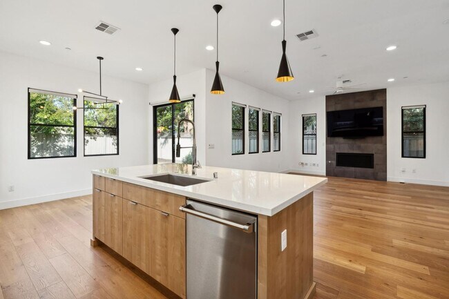 Building Photo - Luxurious Modern Single Family Home in West Menlo Park Available Now!