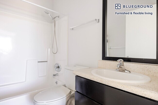 Building Photo - 1443 N Fuller Ave