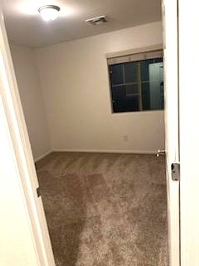 Building Photo - Great 4 bed 2.5 home near community pool!