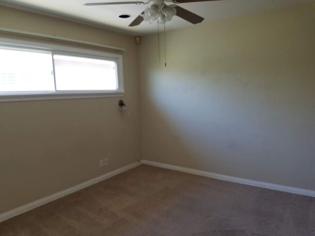 Building Photo - 1315 E Barkley Ave