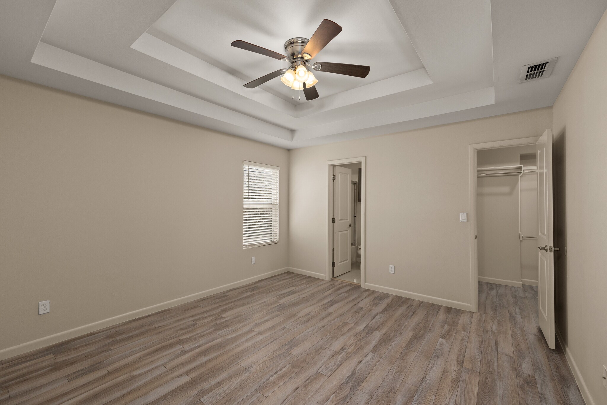 Building Photo - 1021 E La Cantera Ave