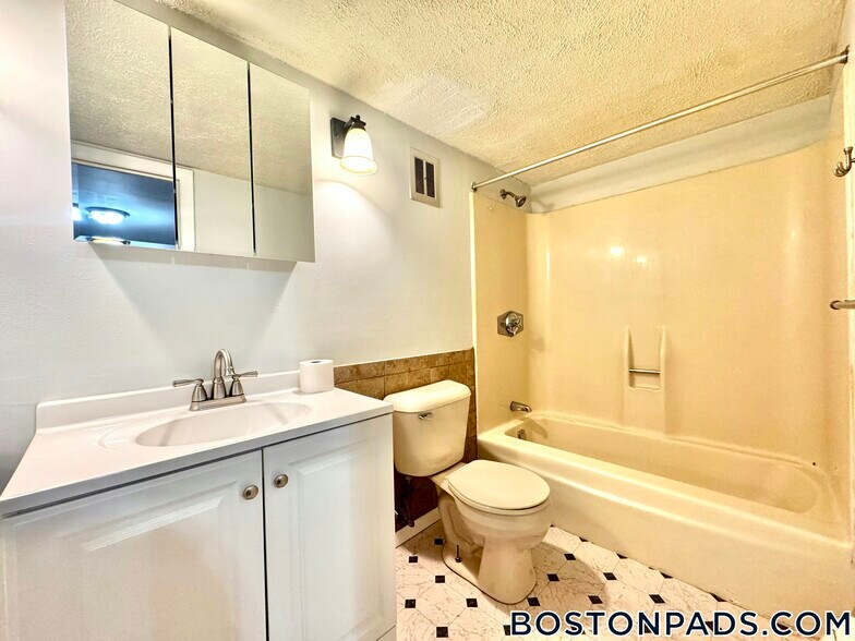 Building Photo - 715 N Main St