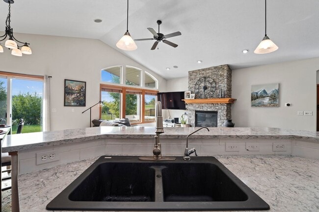 Building Photo - Beautiful 3 bedroom 2 bath Home On The Pla...