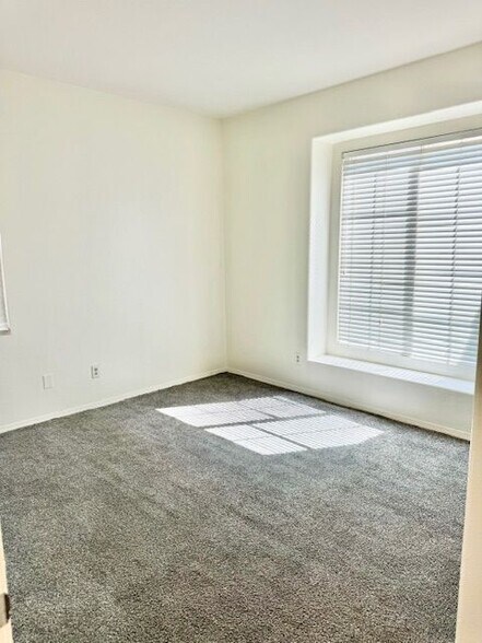 Building Photo - 1562 Cheshire Dr