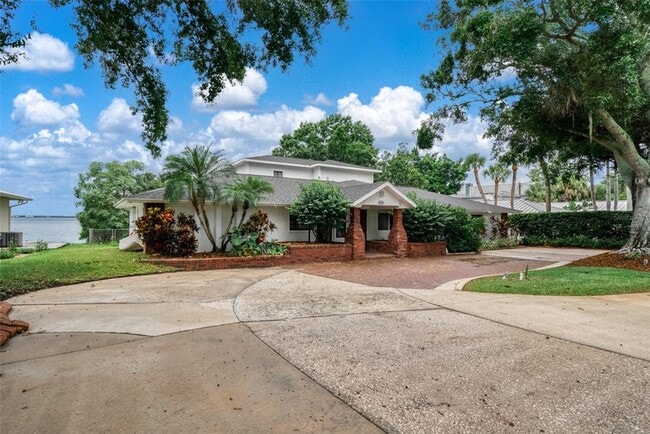 Building Photo - 2551 Lakeview Dr