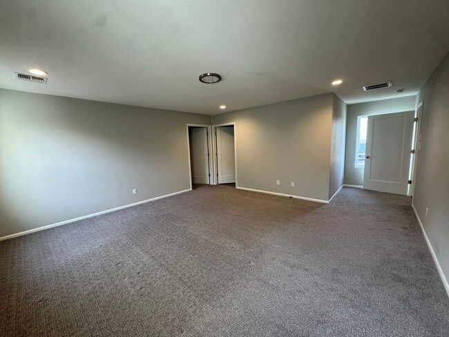 Building Photo - Villa Loma Town Home