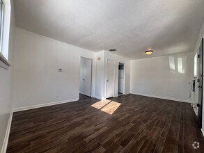 Building Photo - Spacious 1 bedroom 1 bathroom duplex