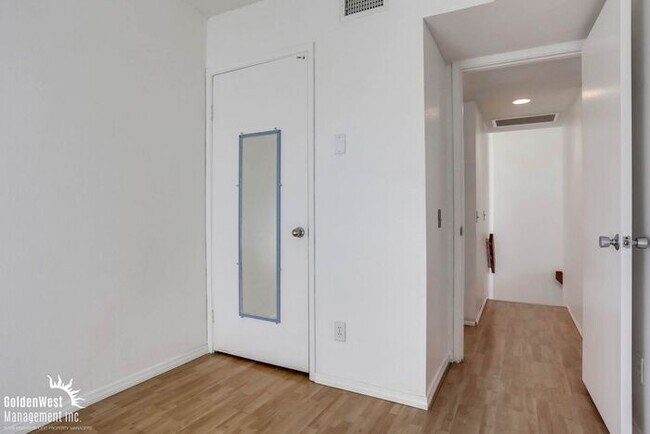 Building Photo - Bright & Airy 2Bdm 1Ba Townhome in San Diego!