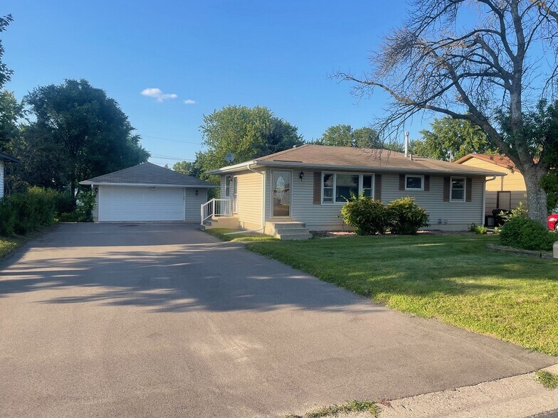 Primary Photo - 2031 Shale Ln