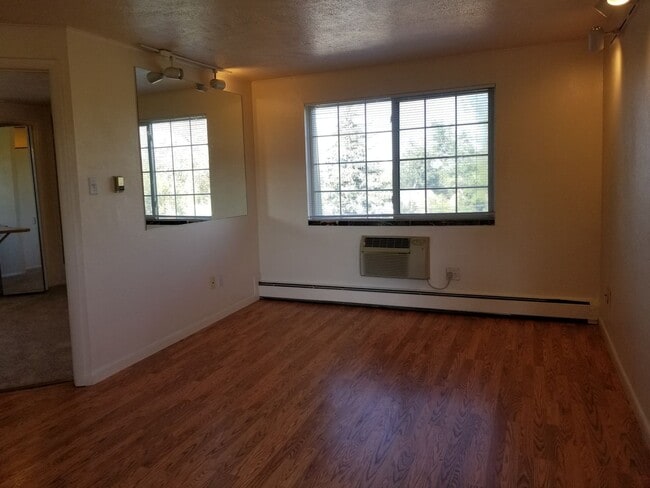 Building Photo - REDUCED! TOP FLOOR 2 BD/1 BA w/ washer/dry...