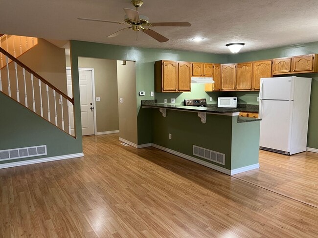 Building Photo - Very sharp 3 BR, 2.5 bathroom,  updated appliances, hardwood flooring