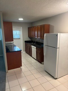 Tile wet area - Kitchen - 320 Lakeview St