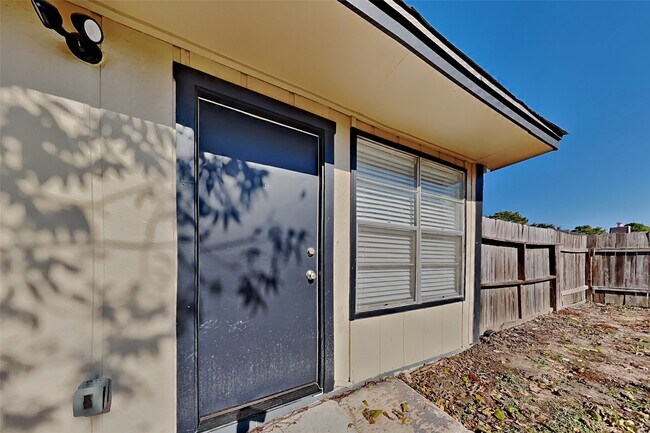 Building Photo - 14203 Cornelia Dr