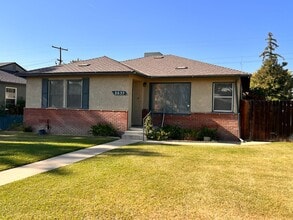 Building Photo - Central Bakersfield Home