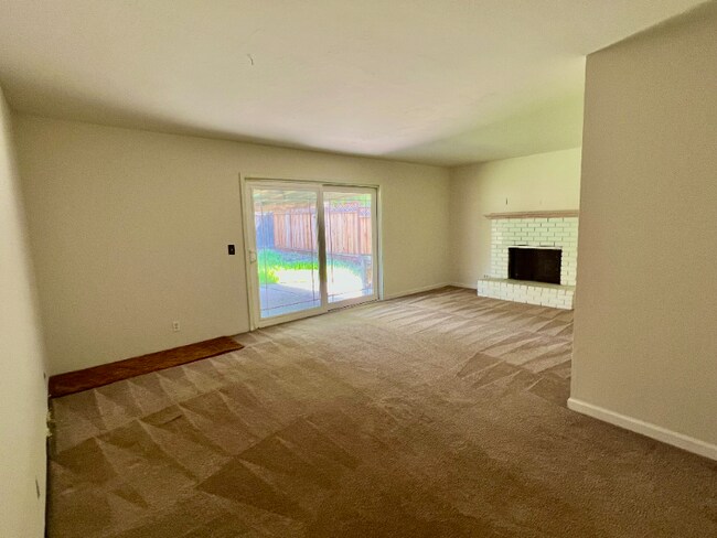 Building Photo - 811 Pescadero Dr