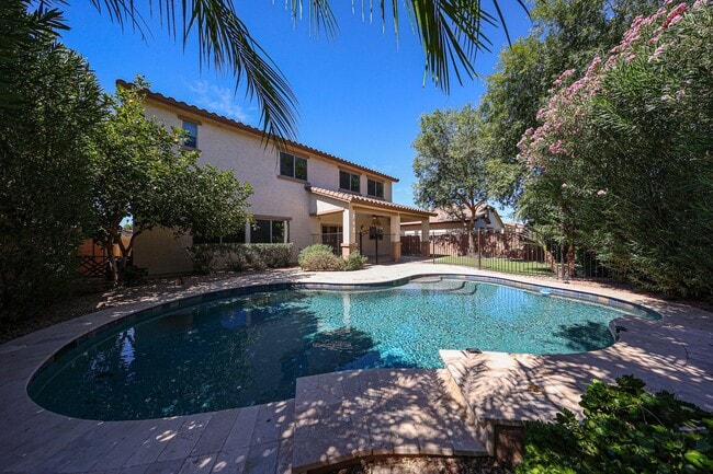 Building Photo - 2744 E Donato Dr
