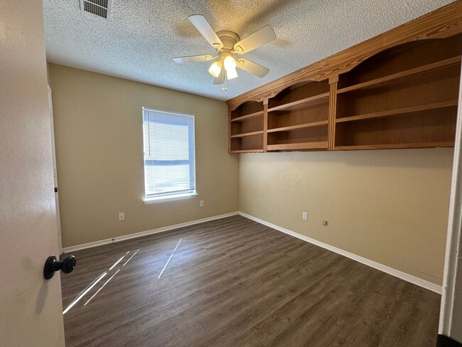 Building Photo - Welcome to this charming 3-bedroom, 2-bath...