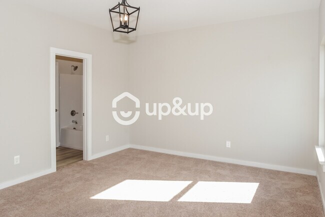 Building Photo - Fantastic 3bd/2ba home! Coming soon!