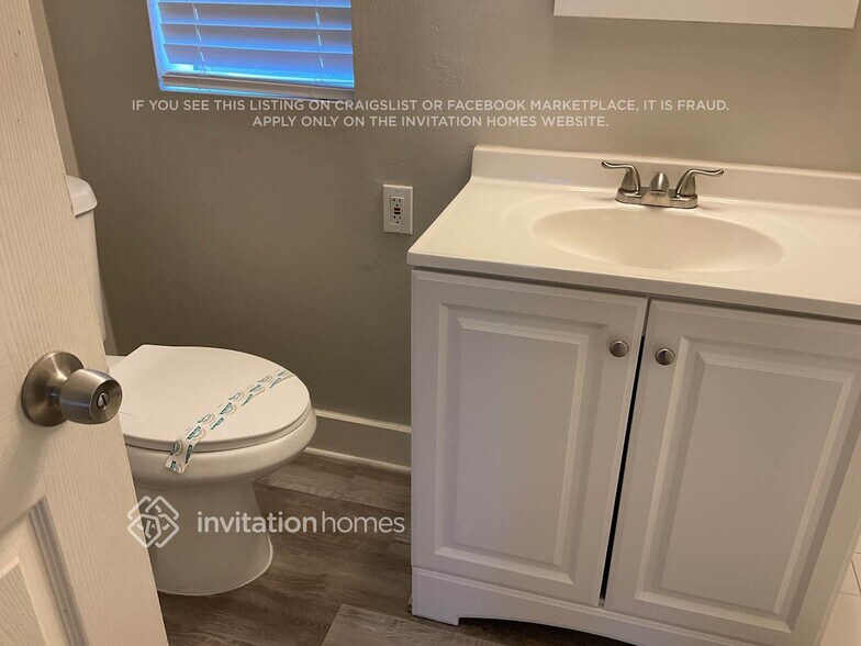 Building Photo - 450 Iris Rd