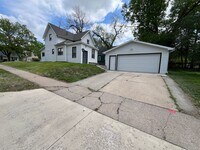 Building Photo - 4 Bed/1.5 Bath Rental Home in Central Sioux Falls!