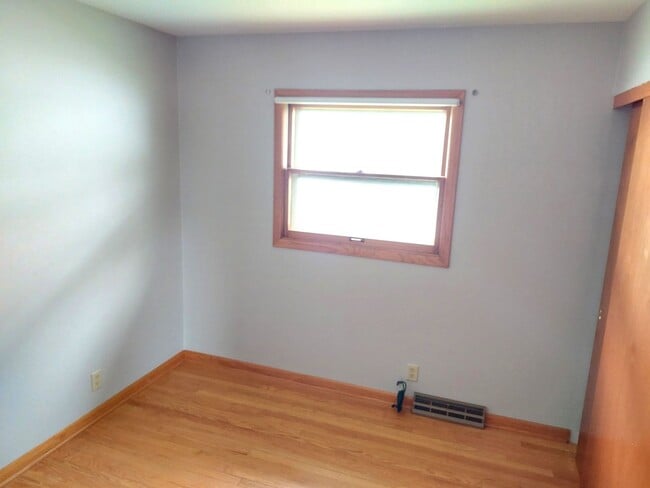 Building Photo - 3 bedroom 1.5 bath home with attached 1 ca...