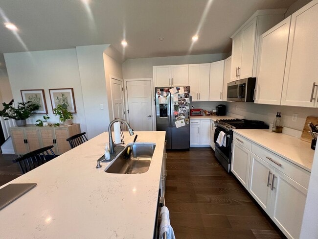 Building Photo - Sewickley - 4 Bedroom 3.5 Bathroom - End U...