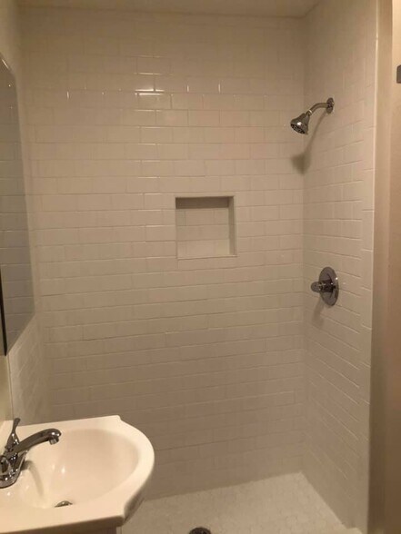 Building Photo - 2670 W Central Rd