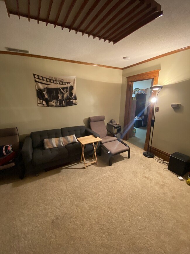 Building Photo - Spacious top floor 4 bed 1 bath by UWEC!