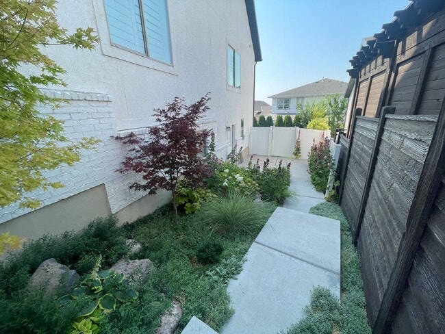 Building Photo - Spacious 1-Bedroom Apartment – North Salt Lake