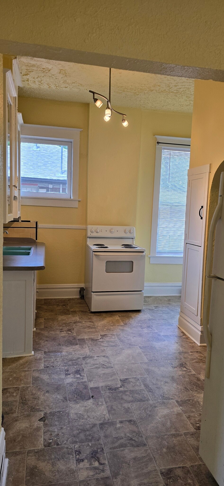 Building Photo - 1057 S 900 E
