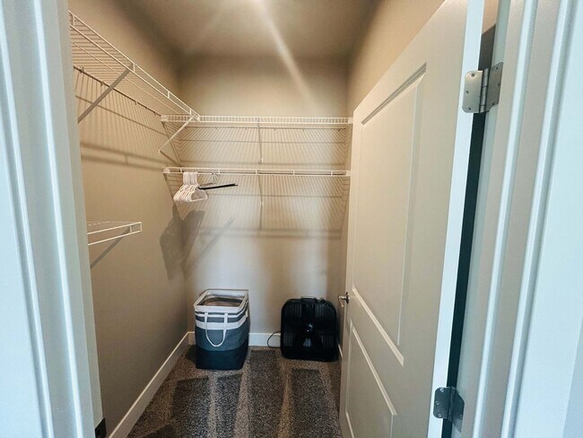 Building Photo - 3939 Pinot Dr