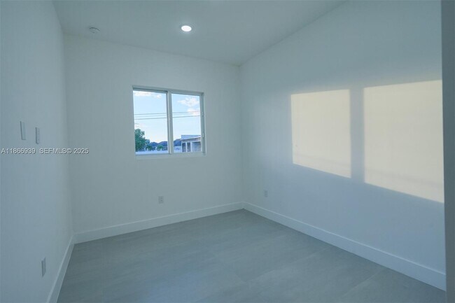 Building Photo - 5 SW 26th Pl